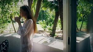 Tali Dova, oszałamiająca blondynka, jeździ mocno z creampie w debiutanckim porno