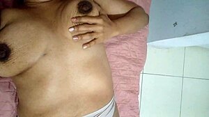 Madrastra se toca, esfregando clitóris de coceira selvagem