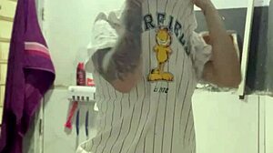 videollamada con la vecina mientras el marido ve el partido de fútbol