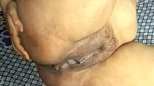 Horúca desi Alisha Bhabhi ukazuje blízky intímny pohľad v amatérskom klipe s prirodzenými krivkami