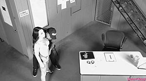 Hé, raad eens wat deze winkeldief deed in de winkel?