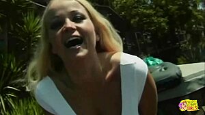 Две буйни тату блондинки пръсти и лижат путки до оргазъм в басейн