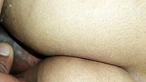 Tyttöystävä itkee ottamalla jättikullan tiukkaan perseeseen