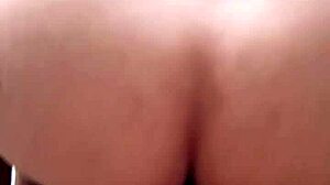 Brineta mlada Azijka doživljava orgazam na starom kurcu u neograničenoj japanskoj igri s pičkom