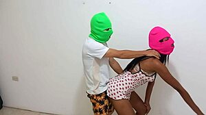 Bruneta děvka se setkává s nevlastním bratrem v koleji na šílený doggystyle sex bez kondomu