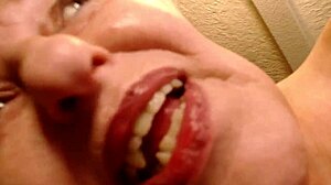 Hudiča! Jutranji seks z osupljivo zrelo Dawnskye v ribjih mrežah je tako dober!