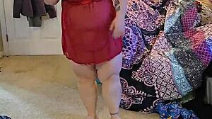 هل تستطيع هذه السمينة في الملابس الداخلية أن تجعلك مجنوناً بإغرائها؟