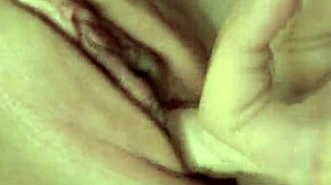 Η πούτσα της θετής κόρης χτυπιέται σκληρά σαν φτηνή πόρνη