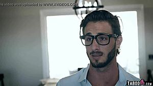 Giovane latina inganna collega con pompino piegata dopo lavoro