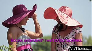 Storslåede lesbiske slikker fisse i udendørs have