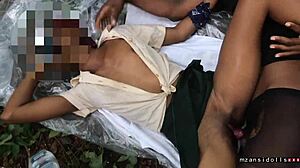 Eva dá tapas e socos na minha bunda de forma dominante