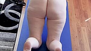 Jóga s kundičkou se mění ve divoký materiál na masturbaci