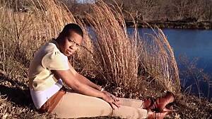 En saa tarpeekseni tästä seksikkäästä punaisesta huorasta isolla persellä ja deepthroat-taidoilla