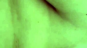 Prešuštnica žena vzame spermo v dlakavo pičko