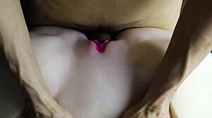 Sportig brud borrad hårt på kontorsbordet