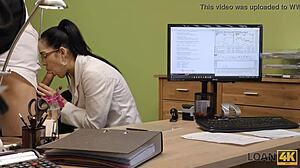 那个卷发棕发妞在打洞口像高手一样吸