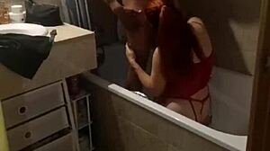 Podvádění ve vaně s nahou kamarádkou přítelkyně v prádle