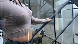 Latina Lilly limpa e leva a bunda grande fodida