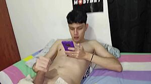 مشاهدتها تقوم بممارسة الجنس الفموي أمام المرآة أثناء الجنس في العطلة. ملابس ممزقة بشغف 😏