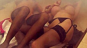 Η Myla Charles Απολαμβάνει Λεσβιακό Δαχτυλισμό από τη Φίλη Kelly Bell