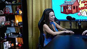 벨리냐, 포드캐스트 테이블에서 네발로 엉덩이 자세히 보여 루안이 이용해