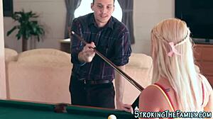 Getatoeëerde stiefzus 18+ wordt geneukt door grote pik