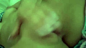 quieres ver a esta hermosa latina masturbandose sola con dildo y juguetes