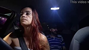 Fræk luder griber mand der onanerer på bagsædet