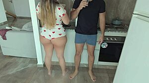 Cewek Kecil Rasakan Kenikmatan Intens dengan Kontol Monster di Pinggir Tempat Tidur