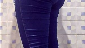 Wanita Gemuk Matang Ketahuan Goyang Bokong di Kamar Mandi Umum