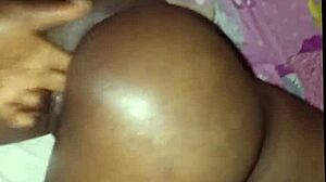 Amatør afrikansk 18+ sluger fingre i hjemmesession
