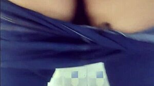 Şişman Olgun Kadın Halk Tuvaletinde Kıç Sallarken Yakalanır