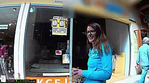 Félénk 18+ tini felfedezi a plázát barátaival