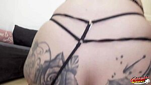 Duitse scout kiest getatoeëerde cougar Sara Deluxe voor grote kont eerste casting