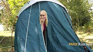 सुंदर पॉग बेडरूम में डिक पर बाउंस करती है