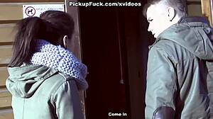 ฉีดน้ำเงี่ยนใส่หน้าแบบจริงๆ ให้สาวสวยมีรอยสักสีน้ำตาลหลังจากเซ็กส์กลุ่มหลังปิกอัพ