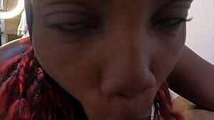 Ohromujúca ebony cumslut v lyžiarskej maske podáva špinavú orálnu akciu