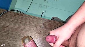 うーん、ブラジルの男が一人でオナニー、すまん、独り時間って意味だ！