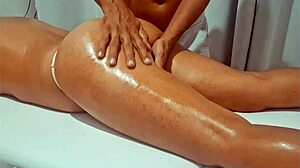 Hausfrau massiert von Halbbruder, endet in geilem Fick