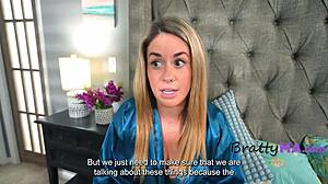 Stedsøn bliver taget i at snige af mor, så sutter hun ham hot i blowjob sex