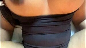 ¡Chica caliente montando a cowgirl en el baño, mierda! 🔥