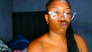 Bubble rit ebony igra z debelo pičko v prvem twerkingu