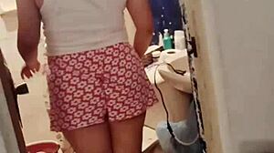 Auroraestelar pees and masturbates while bathing in the shower