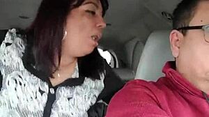 Får knullas av främling i bilens baksäte medan partner kör