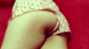 Auroraestelar pees and masturbates while bathing in the shower