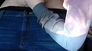 Teen swallows cumshot after car blowjob.