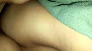 Liten 18+ Skjøge Nyer Fingring, Lesbisk Oralsex Og Masturbasjon Med Brunette Tenåring 18+