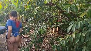 Fiatal ázsiai 18+ diák csaj lebukik nyilvános botrányban. Baszik egy amatőr fickóval a szabadban az út mellett, kockáztatva a lebukást.