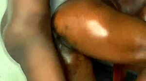 Gata de Abuja leva pau ebony grande em sessão de foda em grupo caseira