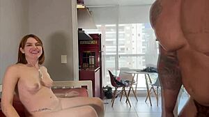 Knullar grannens fitta med djuphalning!